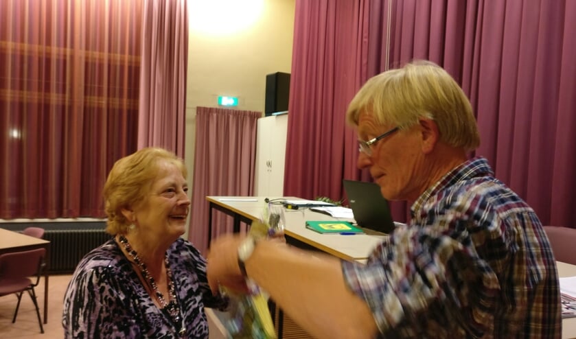 Nico Verhaar feliciteert als wedstrijdleider winnaar Riet van Heiningen in De Bilt, om één dag later in Hollandsche Rading zelf het ereschavot te mogen betreden.