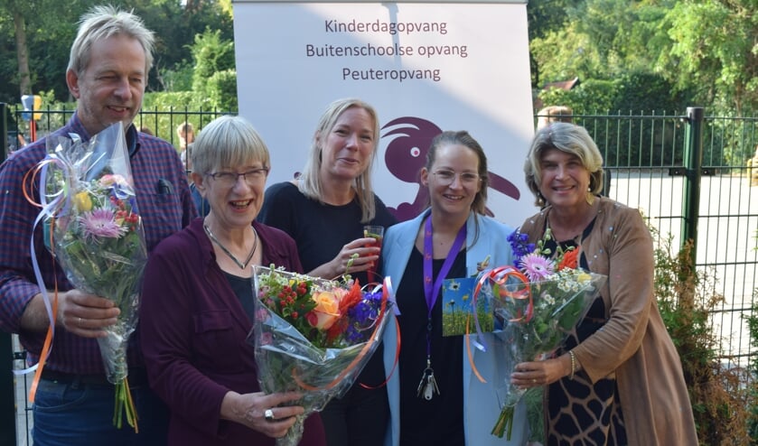 Wethouder Madeleine Bakker (r) opent het Kinderdagverblijf op de Van Dijckschool in Bilthoven. Links de directeur van de Van Dijckschool Rob van Maanen.