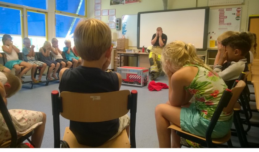 Door de rook kun je helemaal niets meer zien. Dat kun je ervaren door je handen voor je ogen te houden.