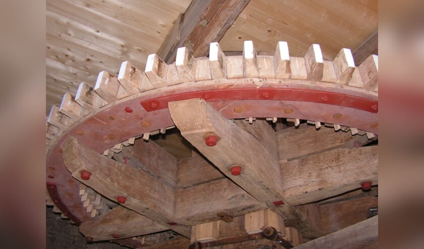 Het spoorwiel dat op het koningsspil zit en waarmee het maalwerk wordt aangedreven.