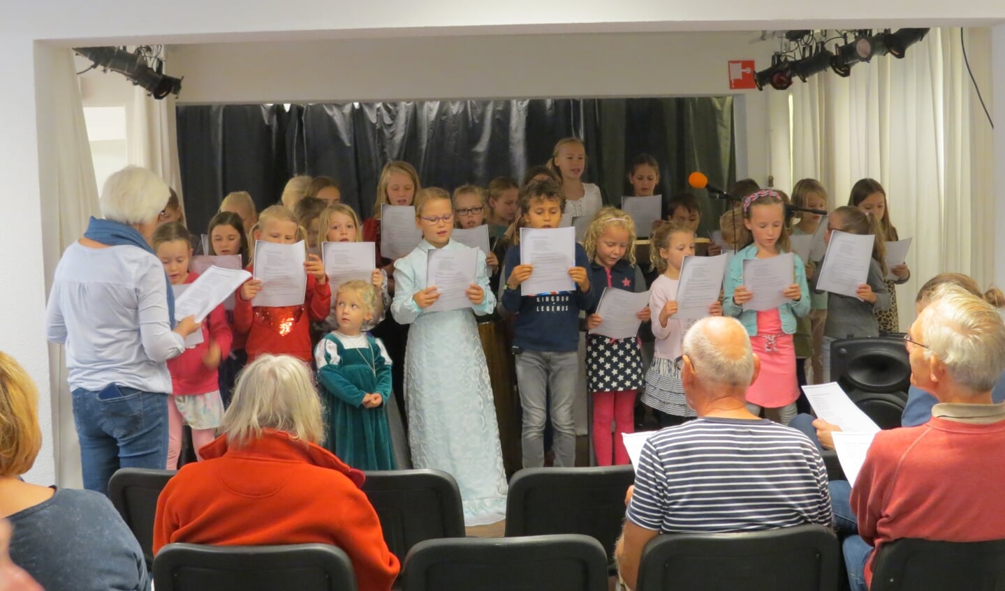 Leerlingen van de Julianaschool zingen een lied over keizerin Mathilde.