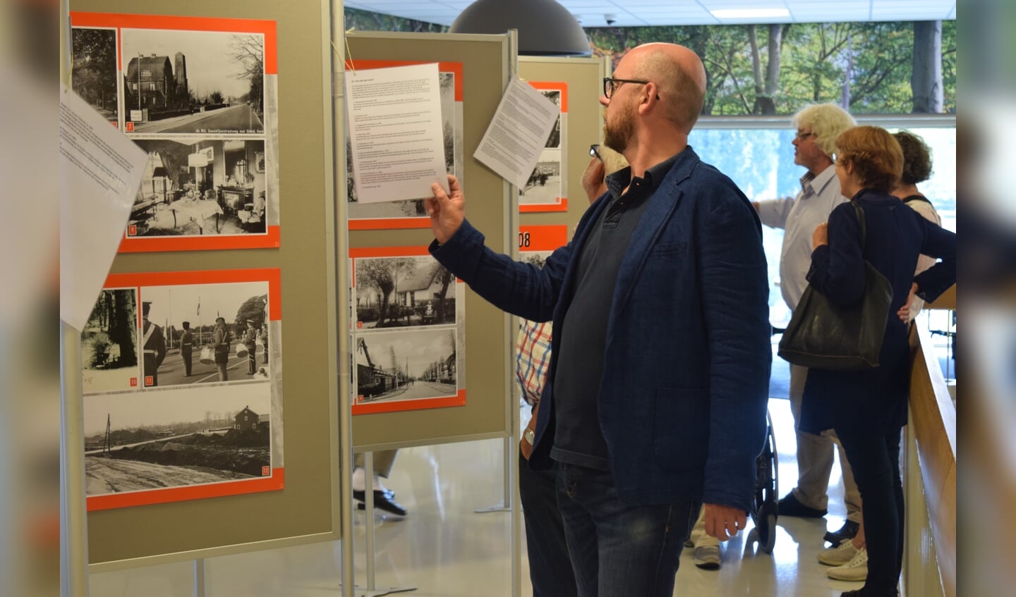Bezoekers bekijken ook foto's van het oude De Bilt in de bibliotheek. Op 8 september is  deze tentoonstelling nog eenmaal te bewonderen; ditmaal in de Dorpskerk in De Bilt) 