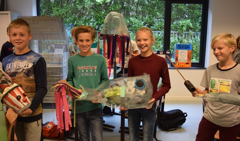 Leerlingen van de brugklas met hun kunstwerk 'Stinkvis'.