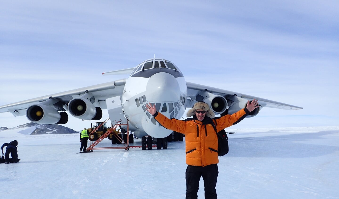 Een Russische Antonov AN-74 bracht de deelnemers in 2016 naar de Zuidpool waar de Antartic Ice Marathon werd gelopen. Elke deelnemer ging met dit toestel op de foto.