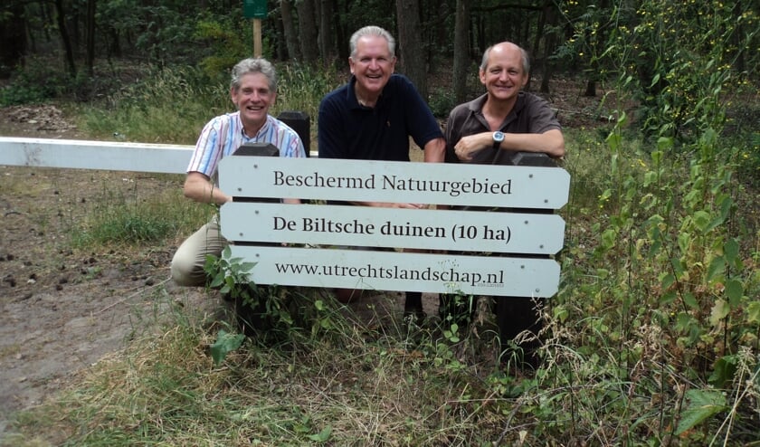 Op deze foto van juli 2010 v.l.n.r. de huidige bestuursleden van De Vrienden van de Biltse Duinen penningmeester Peter van Puijenbroek, secretaris John Bluemink en voorzitter Kees van Leeuwen: 'Naar onze mening is het afgelopen jaar de doelstelling van de vereniging bereikt'.