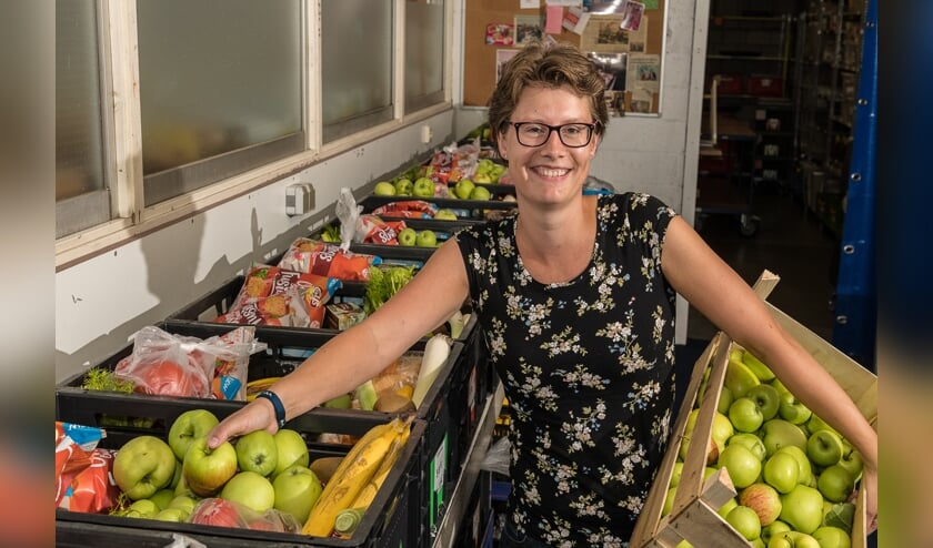 Karina steekt regelmatig de handen uit de mouwen bij de Voedselbank.