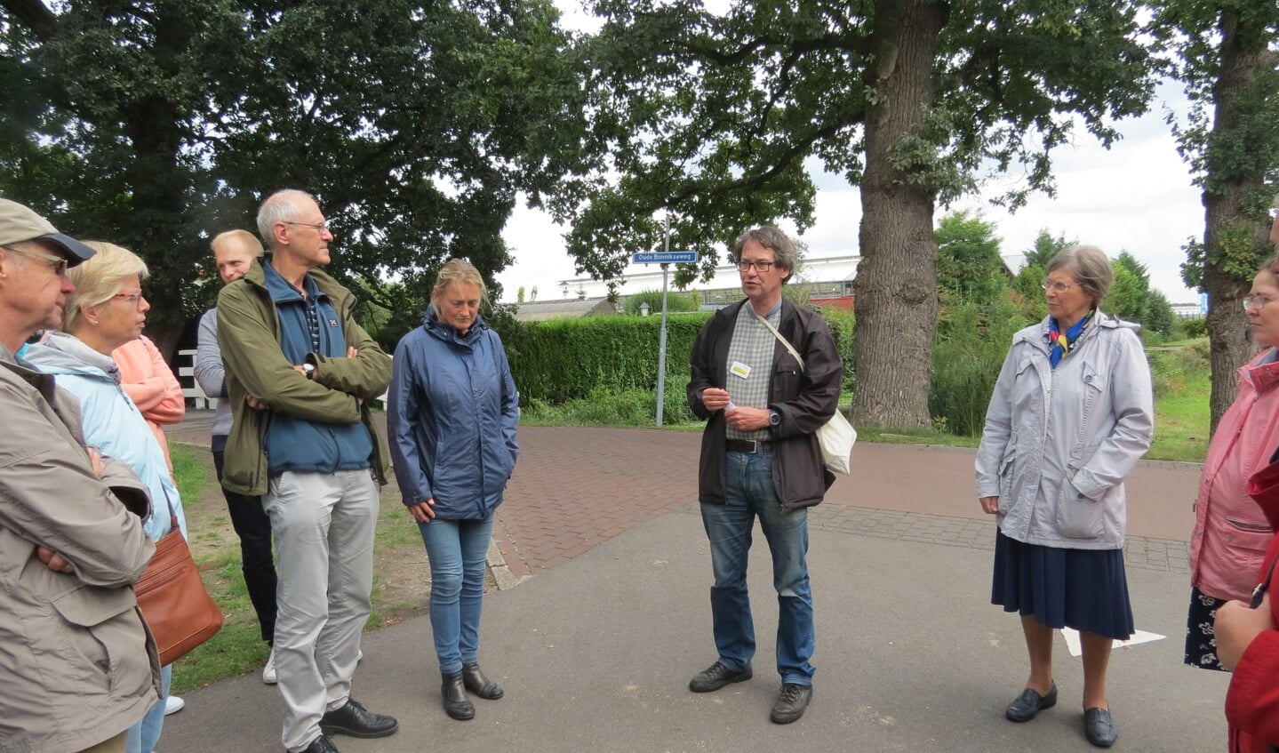 Abe Postema leidt een groep door het Kloosterpark in De Bilt.