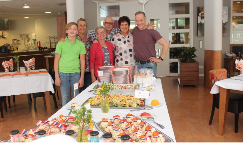 Leden van het vrijwilligersteam en Hilde en Sybo (rechts) voor aanvang van de barbecue.