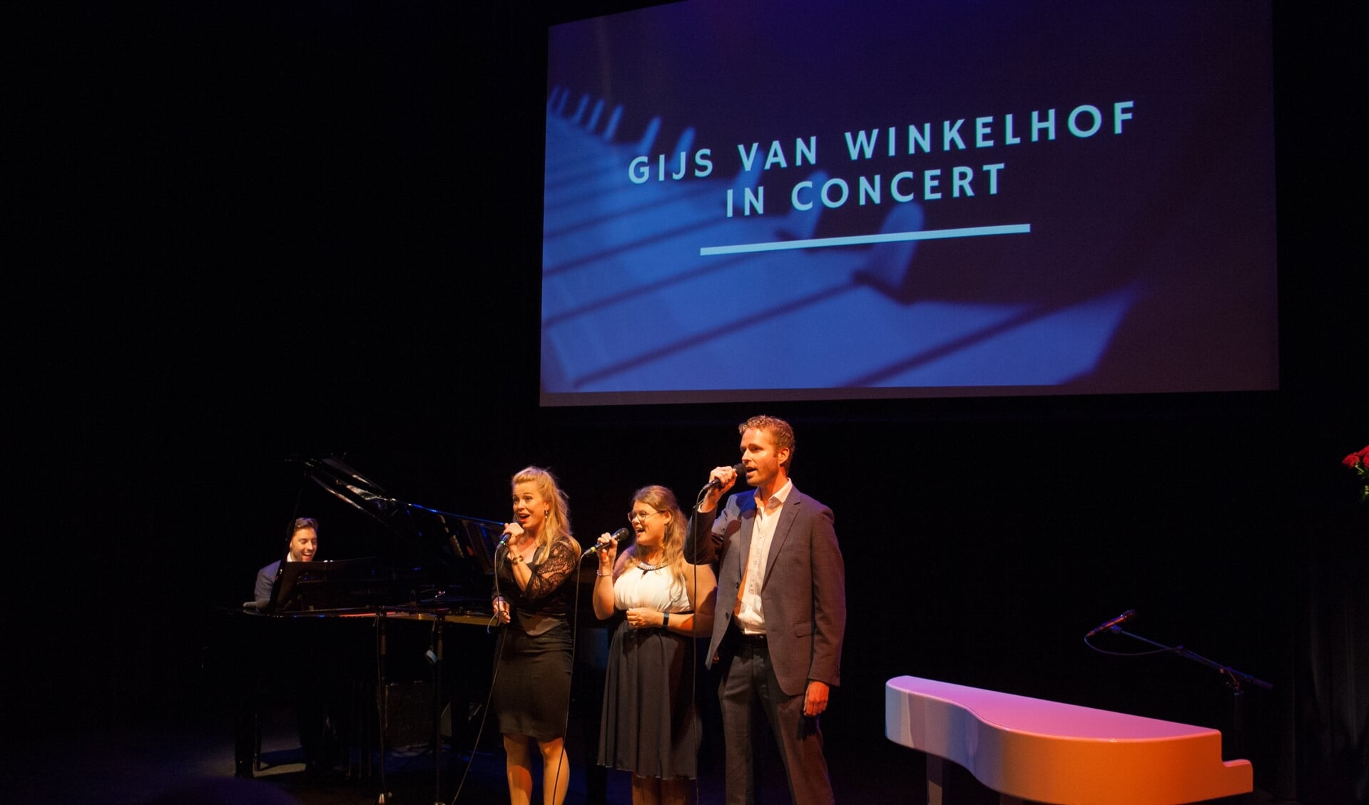 Pianist/componist Gijs van Winkelhof met muzikale vrienden: in Nederland nog onbekend, maar in het buitenland heel populair. (foto Anique van Eijk - Varkevisser)