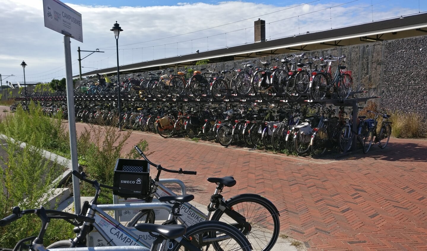 Ook bij station Bilthoven staan de Campus bikes separaat van de overige fietsen.