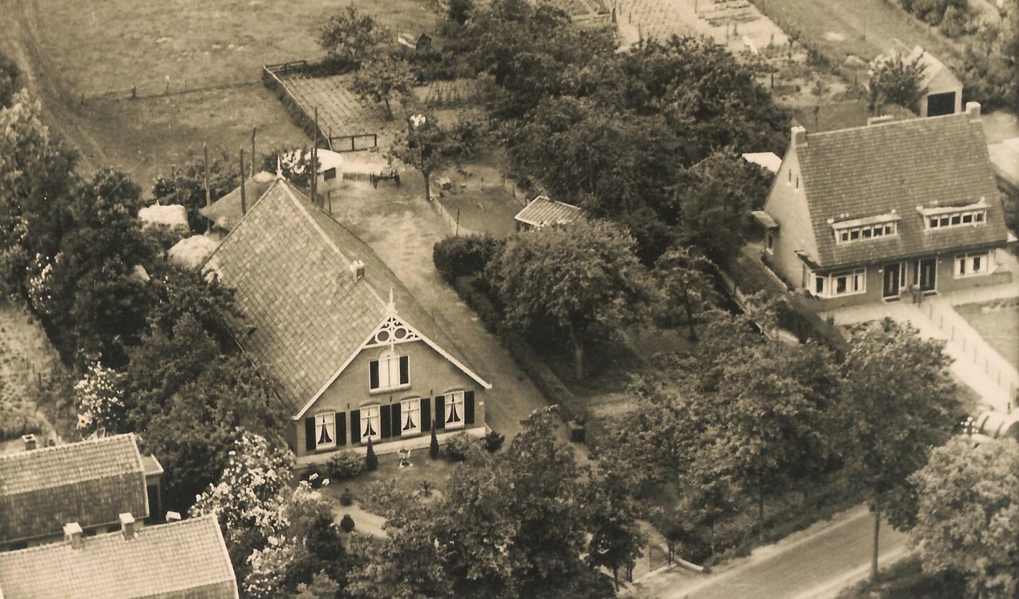 Luchtfoto van de boerderij Vredestein, waarschijnlijk begin jaren zestig gemaakt. 