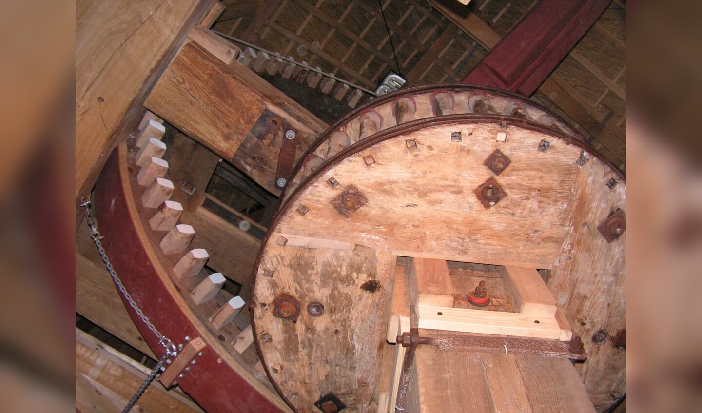 De overbrenging van het bovenwiel dat op de bovenas met wieken zit naar het koningsspil, dat is de grote verticale as waar lager in de molen het maalwerk aan is gekoppeld. 