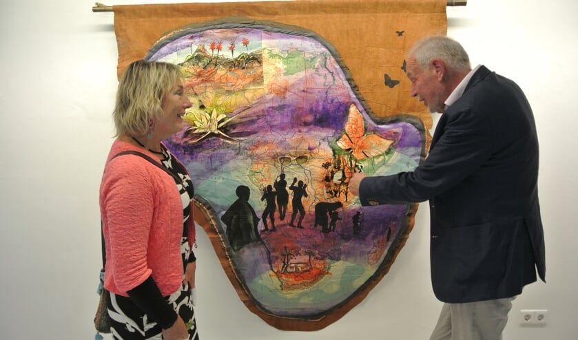 Mieke bij eigen werk met Raf Hirsch.