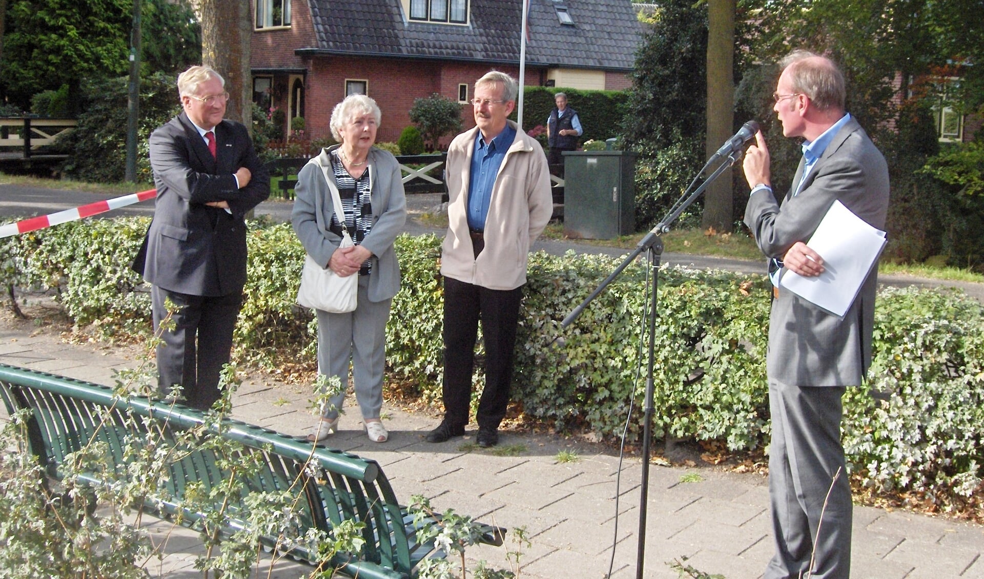 Foto september 2007: V.l.n.r. toenmalig wethouder Arie-Jan Ditewig, mevr. Jo Buitenhuis - Reuselaars en Anne Doedens luisteren aandachtig naar toenmalig SSW-woordvoerder Ad van Zijl.