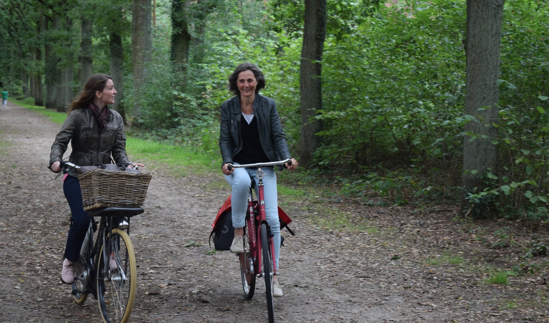 'Pak de fiets in plaats van de auto', aldus (Maaike Noorlander (l) en Joanne Penning (r).