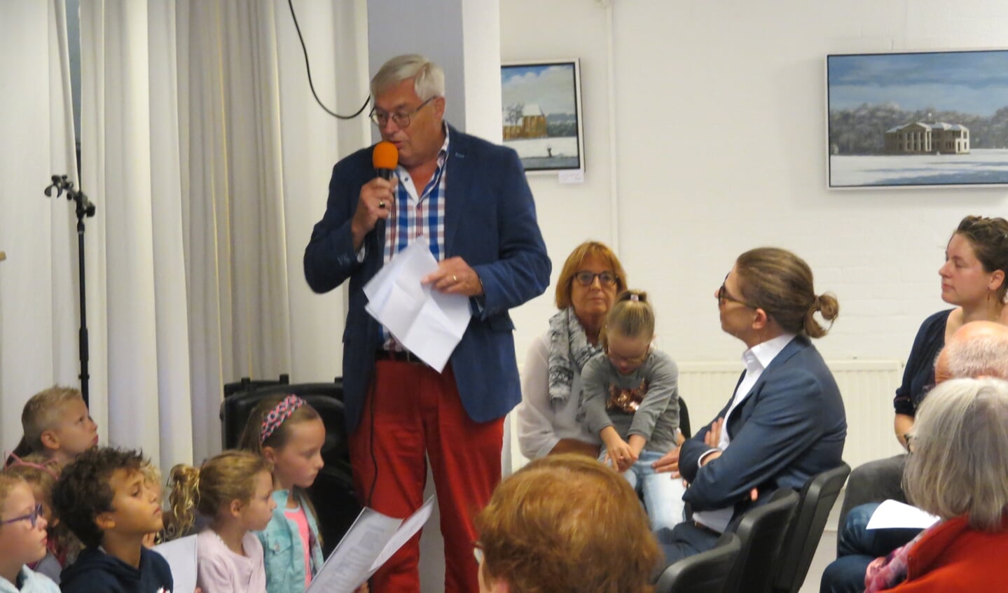 Voorzitter Paul Meuwese van de historische vereniging De Bilt geeft een lesje plaatselijke geschiedenis.