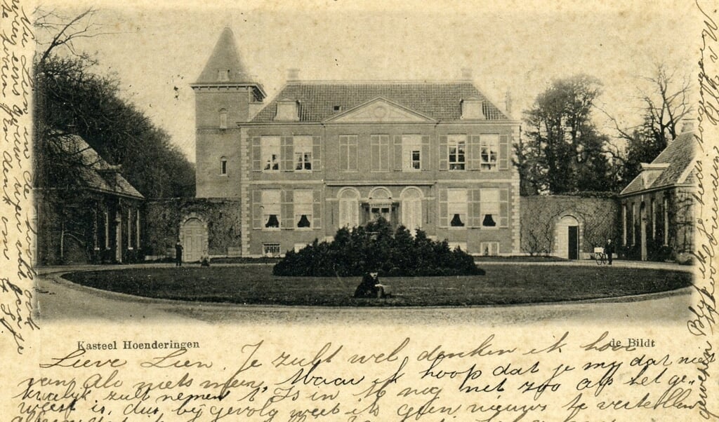 Eén van de oudste foto’s (1899) is deze, die schoolvriendin Ali helemaal vol schrijft over een ‘gezellige vacantie’ die zij met ‘Lieve Lien’ heeft meegemaakt. Op deze ansichtkaart wordt het kasteel Hoenderingen genoemd. 