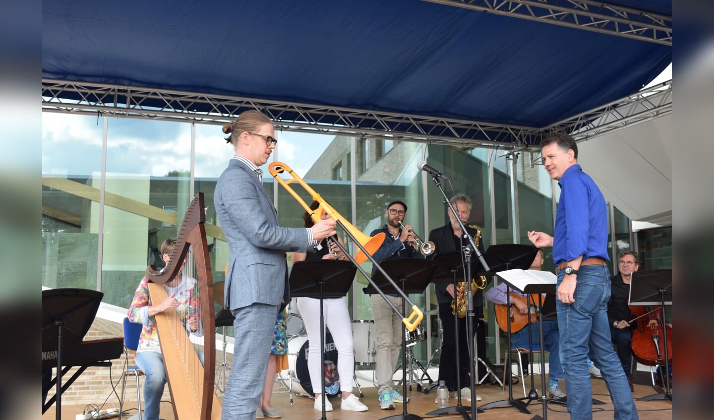 Wethouder Dolf Smolenaers opent de dag op Het Lichtruim met trombone. 