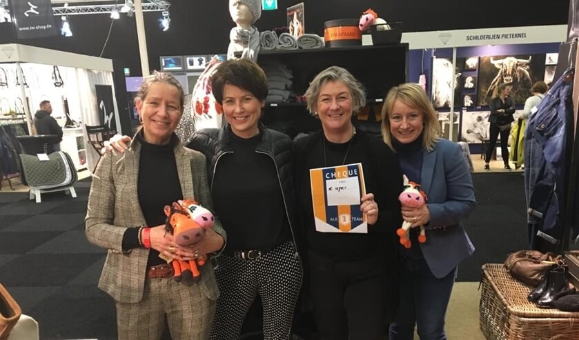Marielle Wiegmans geflankeerd door Louise Vermeer, Jeannette van Wissen en Joyce Visser.