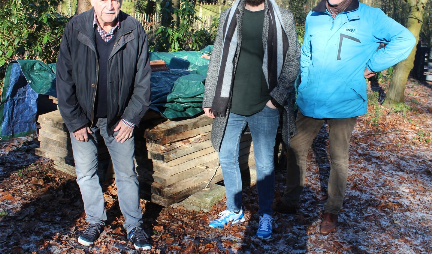 V.l.n.r. Kees Floor, Andrew Verhulp en Jurgen Prins bij het nu ‘droog wordende’ hout, dat nu binnenkort verder verwerkt kan worden.