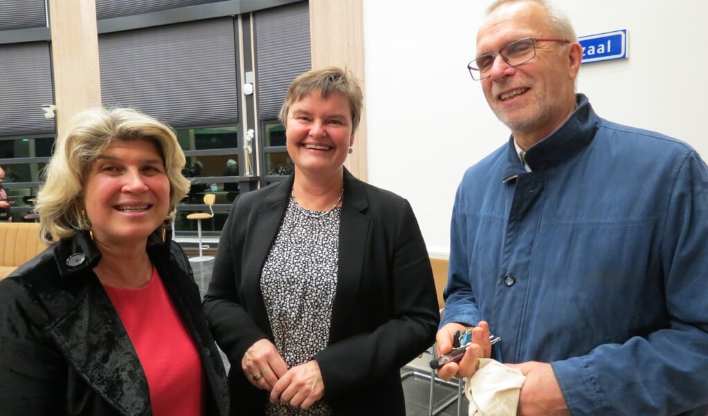 De wethouders Madeleine Bakker, Anne Brommersma en gemeenteraadslid Theo Aalbers (Christenuinie).