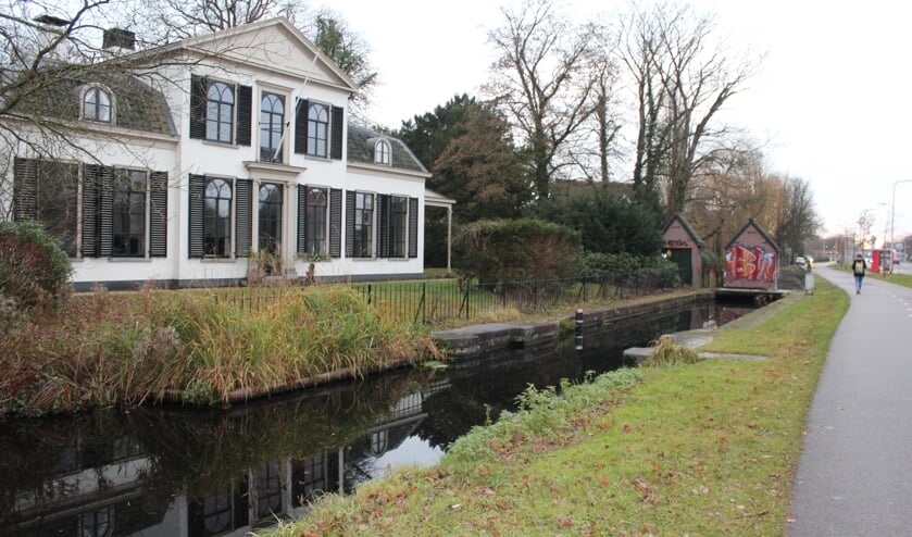 Blauwhoef met ervoor de restanten van de oude sluis.