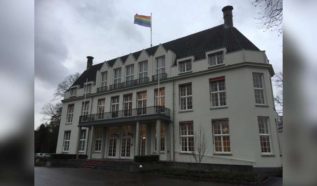 Op verzoek van een meerderheid van de fractievoorzitters uit de gemeenteraad wapperde op 8 januari de regenboogvlag op Jagtlust.