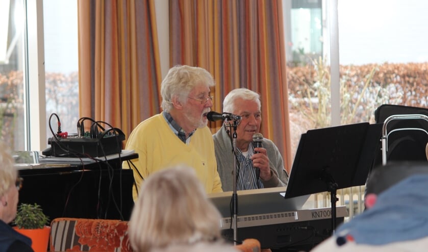 Ignace de Jong en Rink Miedema zingen samen met de bewoners de sterren van de hemel.