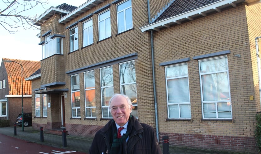 Jacques Reijniers voor het pand op het adres Koningin Wilhelminaweg 477 te Groenekan, de voormalige huisvesting van het kantoor van de Eerste Stichtsche Kopergieterij en Metaalwarenfabriek (ESKEM). Tot het begin van de jaren zeventig van de vorige eeuw was het kantoor van dit bedrijf hier gevestigd.