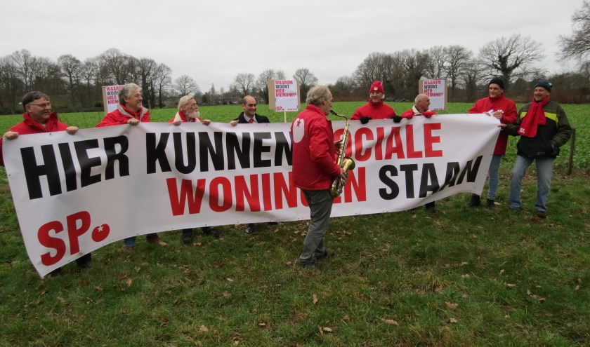 Met een groot spandoek geeft de SP aan wat de partij met de Schapenweide wil.