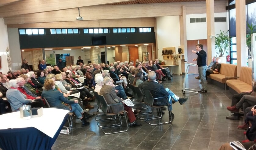 Beeldend kunstenaar Frank Bloem opende de nieuwe expositie in een volgepakte Mathildezaal.
