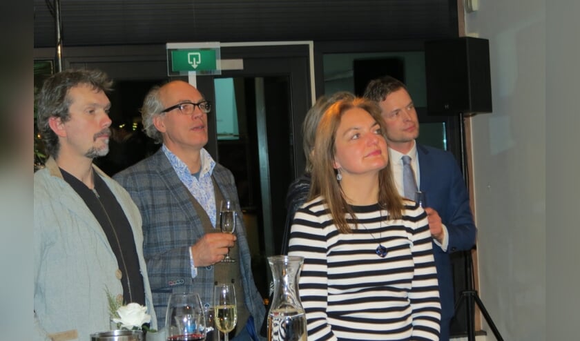 Aandachtig luisterend naar de speech van de burgemeester.