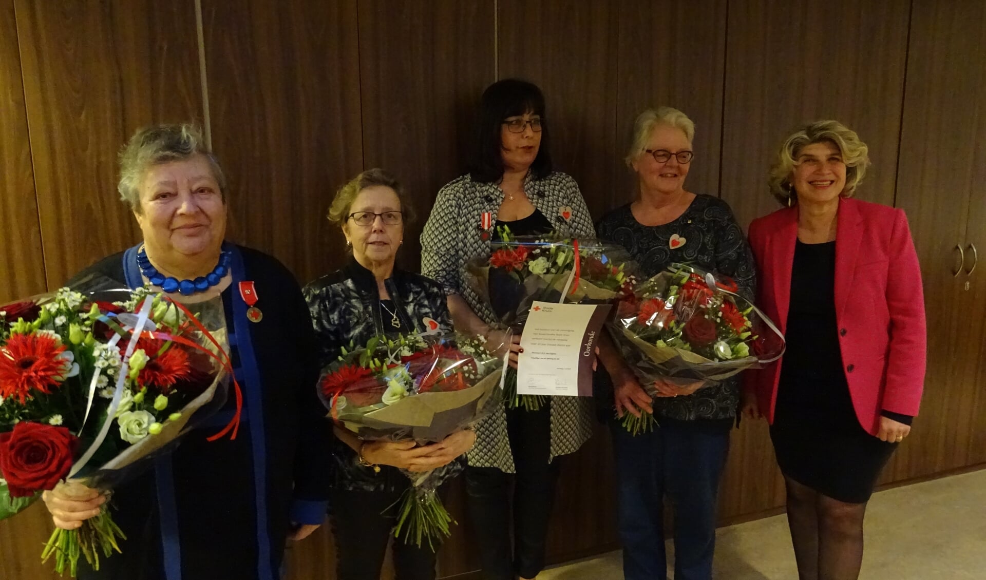 Vier jubilarissen gehuldigd voor jaren van betrokkenheid bij het Rode Kruis. V.l.n.r.: Kathy Hamster, Marja van Brakel, Cindy van Engelen en Ineke Princen naast wethouder Madeleine Bakker.