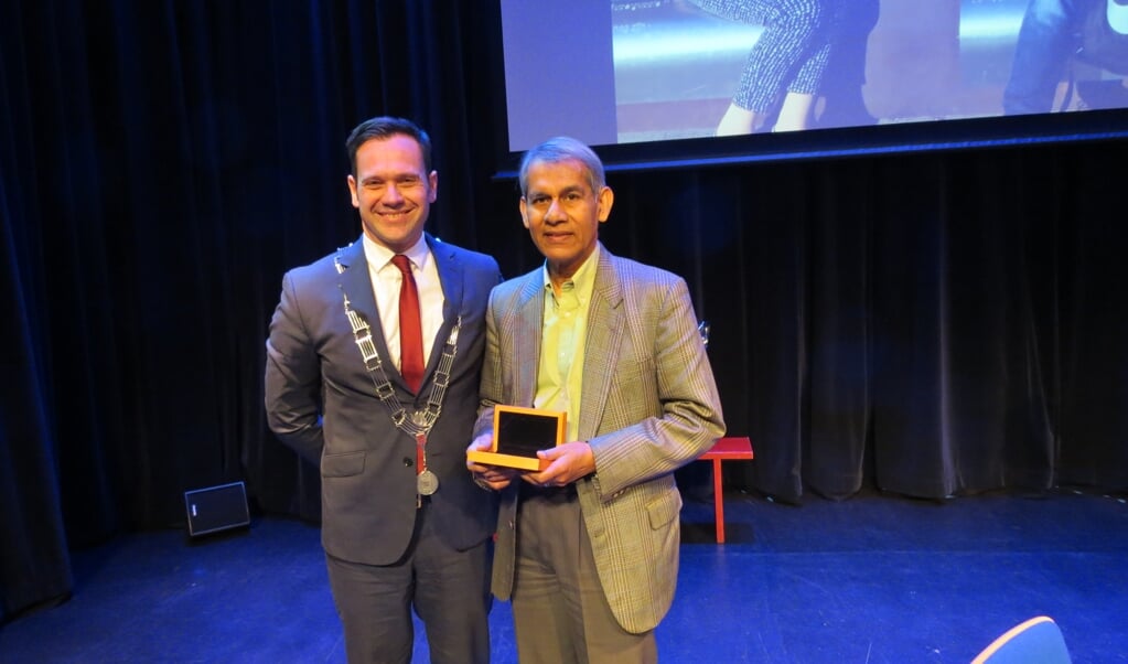 Roy Chowdhury ontvangt uit handen van burgemeester Sjoerd Potters de Medaille van Verdienste in Zilver van de gemeente De Bilt.