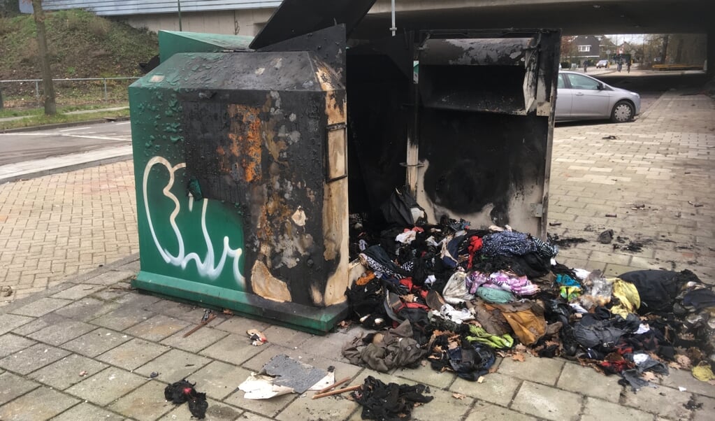 De kledingcontainer aan de Groenekanseweg werd nieuwjaarsnacht opgeblazen.