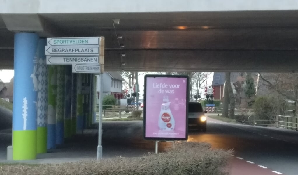 Het bord bij het viaduct in Maartensdijk ontneemt zicht.