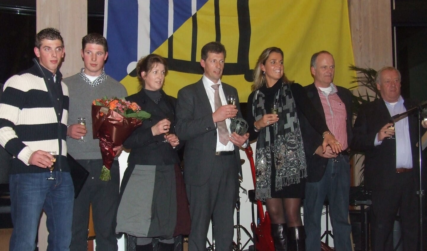 Willem, Eelco, Wim en Riet Landwaart luisterden met Ilona Hofstra op 25 november 2009 waarom hun bedrijf Bilts Ondernemer van het jaar is geworden. (foto Guus Geebel) 
