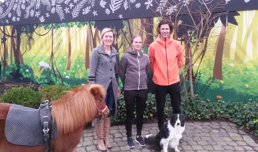 Docent Lieke Veenings van de Paardenklas met pony Bella en docenten van de Outdoorklas Daphne Wallenburg en Gerson Strubbe met hond Puck.
