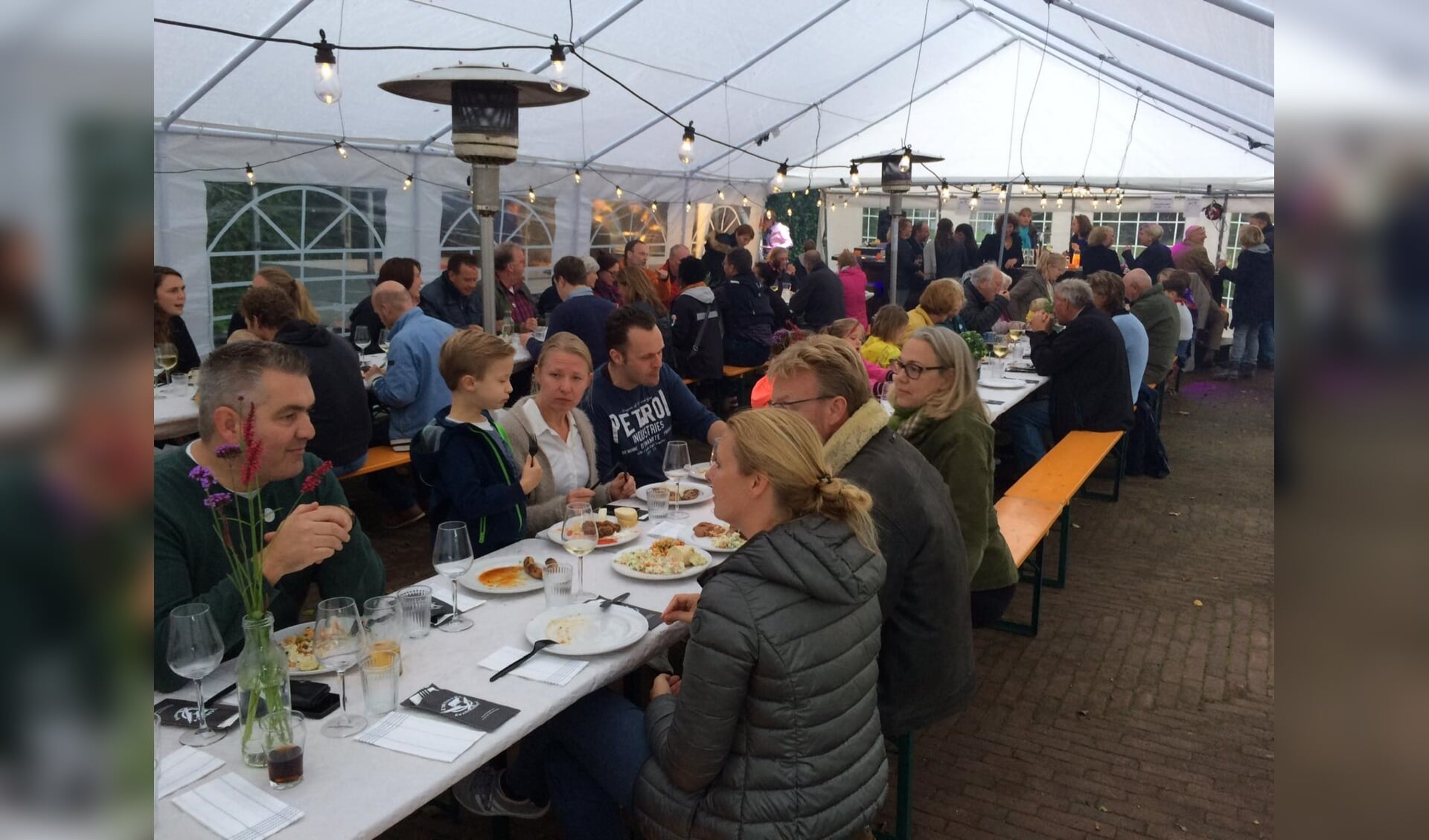 Hollandsche Rading tekent voor een zeer geslaagd culinair burenfeestje.