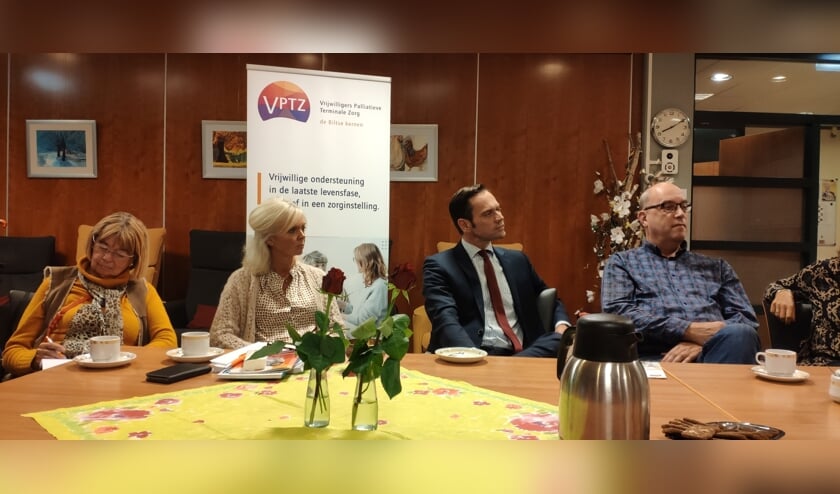 Burgemeester Sjoerd Potters luistert aandachtig naar de ervaringen van VPTZ-vrijwilligers.