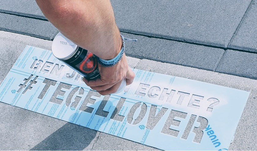 Met Tegellovers hoopt het Waterschap inwoners met ‘loesje achtige’ teksten te herinneren aan de gevolgen van verstening.