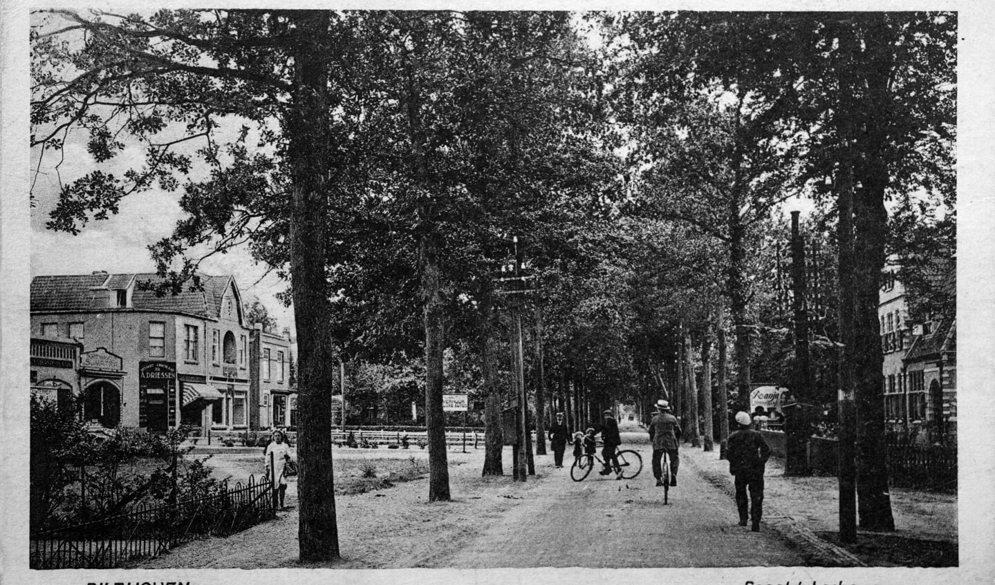 Op het Emmaplein werd na de aanleg van de spoorlijn en de realisatie van een halteplaats in 1864 een stations-koffiehuis geopend. De naam Emmaplein was toen nog niet in gebruik. De weg die de spoorwegovergang kruiste werd Soestdijksche straatweg genoemd.