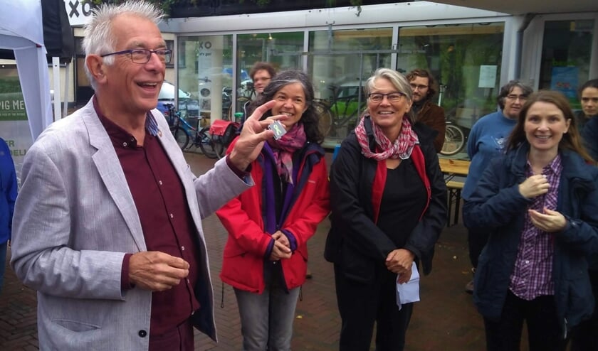 De uitreiking aan Joanne Ronhaar, Willy Douma en Maaike Noorlander van Biltsheerlijk.