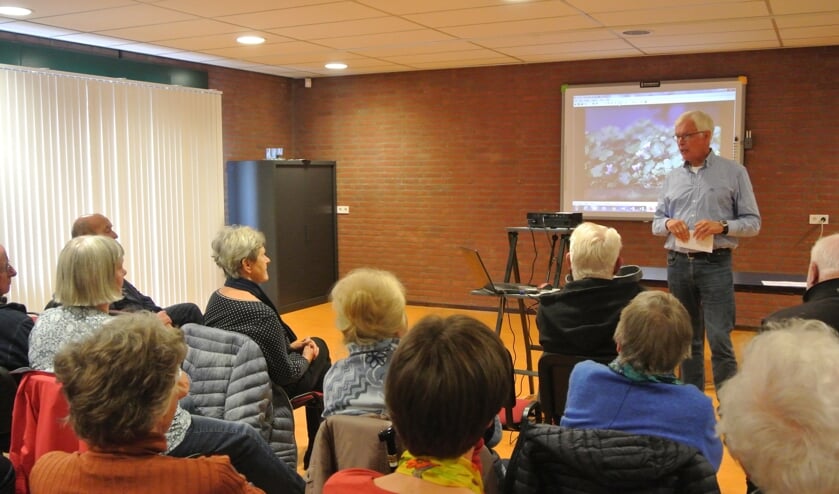 Henk Strietman weet de goed gevulde zaal te boeien.