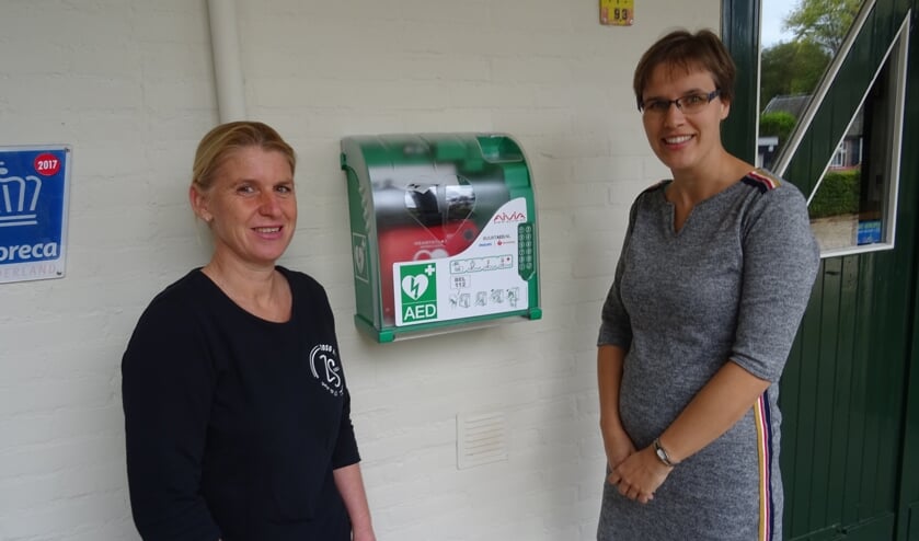 Monica Beckers (l) Marleen Steenbeek bij de AED bij de achteringang van Zilt en Zoet.