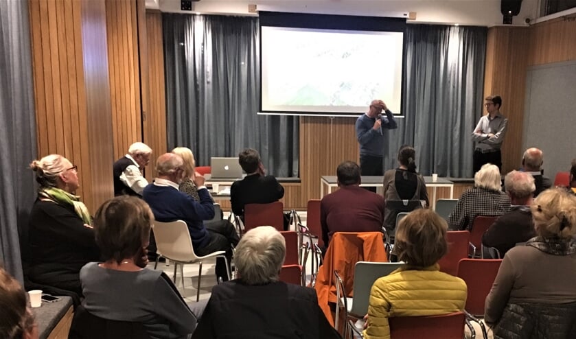In aanwezigheid van gebiedsmakelaar Bas van Hell (gemeente De Bilt) wordt er overlegd. (foto Adri Gersen)