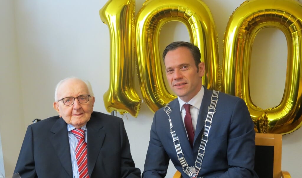De honderdjarige Jan Geijteman met burgemeester Sjoerd Potters.