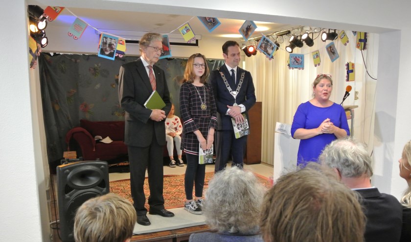 Een eerste exemplaar wordt overhandigd aan maar liefst drie burgemeesters.