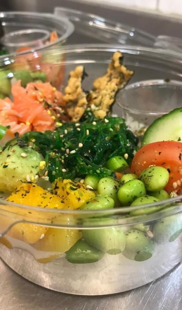 De Poké bowl met rijst, groente en tonijn of zalm is een van de toppers uit de winkel.
