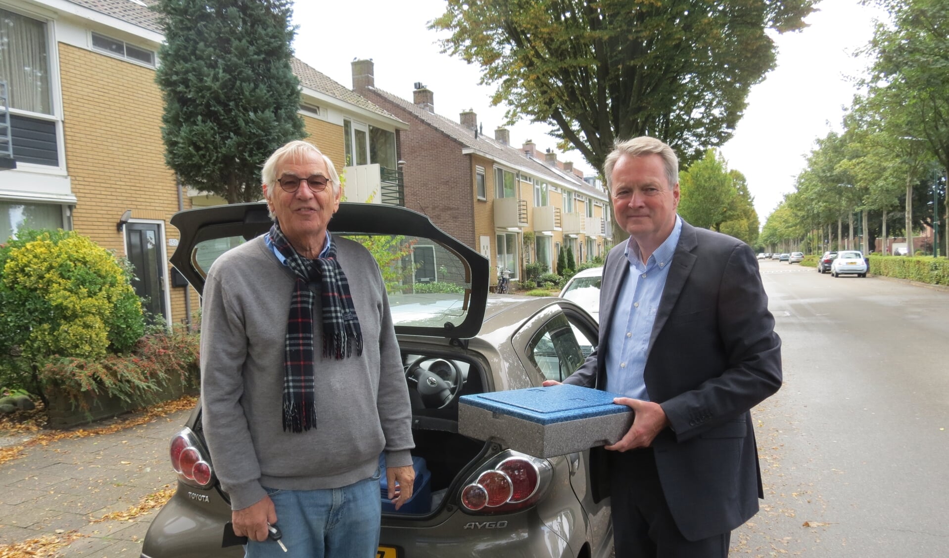 Jaap Dieben en André Landwehr (rechts) bezorgen een warme maaltijd.